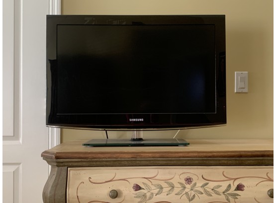 Samsung 32' Flatscreen TV  With Stand And Remote