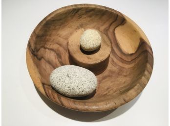 Solid Wood Nut Bowl With Stone Nut Crackers