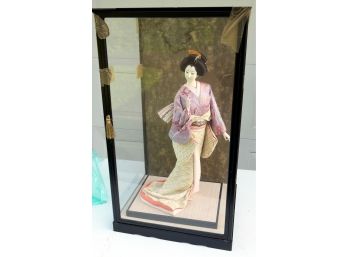 Vintage Japanese Geisha Girl Doll In Beautiful Purple/beige Kimono In Glass Case