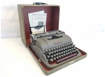 Vintage Underwood Portable Typewriter & Carrying Case