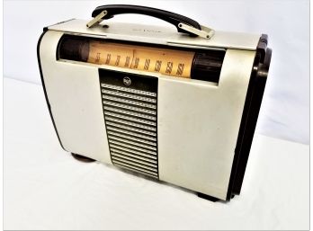 Vintage Tube Radio RCA Victor 8BX6 Portable Radio AM 1940's