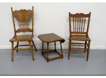 Grouping Of 3 Country Furniture Pieces - 2 Oak Pressback Chairs And A Neat Little Maple Drop Leaf Table