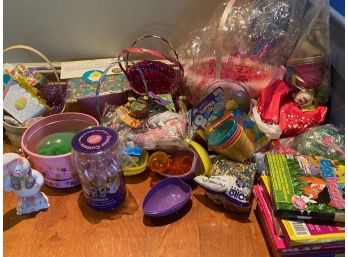 Big Lot! Lot Of Assorted Easter Baskets And Decorations