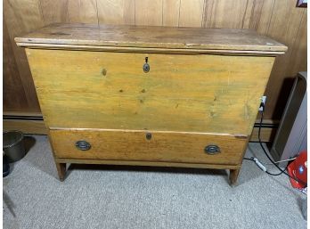 19TH CENTURY ONE DRAWER LIFT TOP BLANKET CHEST