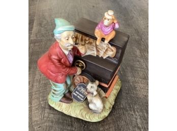 Mechanical Hand-painted Porcelain Figure Battery Operated. The Piano Player Shakes & Dances !