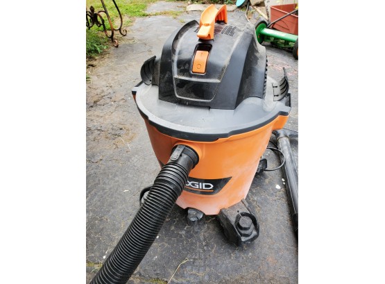 Ridgid 12 Gallon 5 HP Wet Dry Vacuum With Attachments - Works
