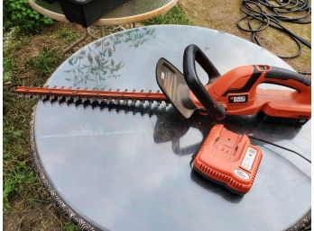 Black & Decker Model NHT2218 18V Battery Operated 22' Hedge Trimmer With Battery & Charger
