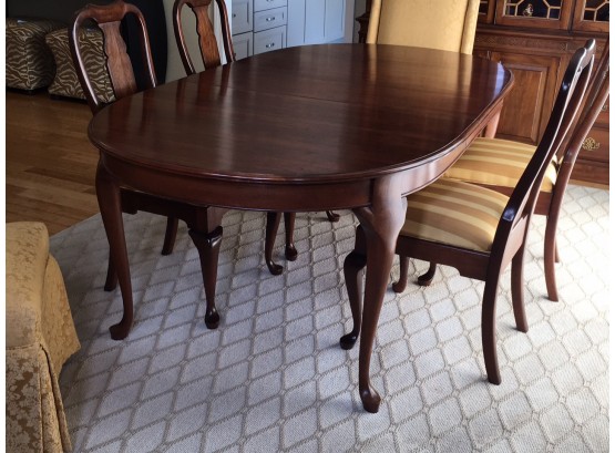 Beautiful PENNSYLVANIA HOUSE Mahogany Queen Anne Style Dining Room Table With Two Leaves & Full Set Of Pads