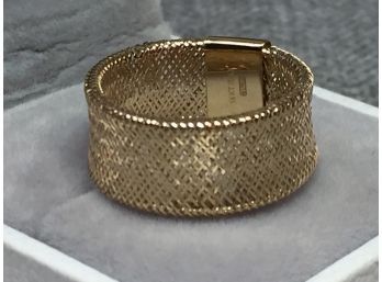 Very Unusual 14kt Yellow Gold Mesh Ring - Made In Italy - Very Light & Delicate - Very Pretty Piece - Nice !