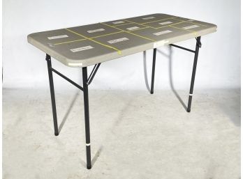 A Collapsible Folding Table