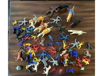 Large Lot Of 88 Vintage Toy Plastic Action Figures. Soldiers, Cowboys, Indians.  1950s / 1960s