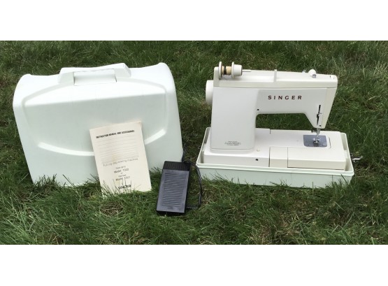 Singer Portable Sewing Machine Model 1022