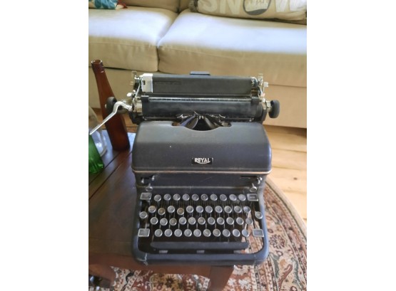 Antique Royal Typewriter In Good Condition.