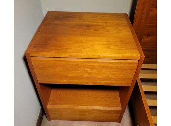 Night Stand With 1 Drawer