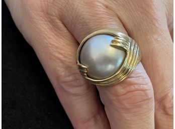 14K Swirl Gold Ring With Mobe Pearl Center