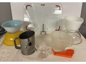 Vintage Pyrex Baking Lot -  Cutting Board, 4 Bowls, Measuring Cup, Tupperware Measuring  Cup, Bromwell Sifter