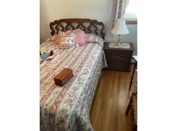 THOMASVILLE QUEEN BED WITH STAND AND TWO LAMPS