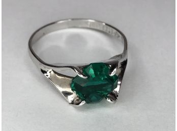 Very Pretty Sterling Silver / 925 Ring With Emerald Stone - Very Nice Ring / Simple & Elegant - Great Ring