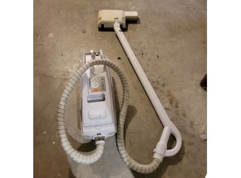 ElectroLux Vacuum With Plethera Of Bags