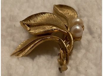 Vintage Capri Brushed Gold Tone Leaf Pin With Pasted Simulated Pearls