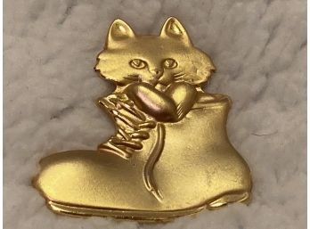 Vintage Brushed Gold Tone Kitty In A Boot Pin