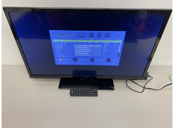 Insignia 32' LED TV With Remote