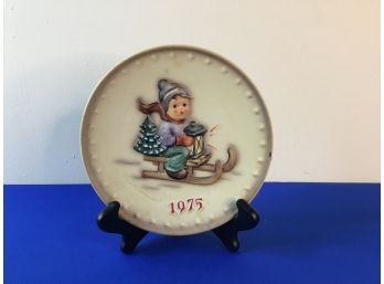 Goebel W Germany 5th Annual Plate Young Kid On A Sled Marked 1975