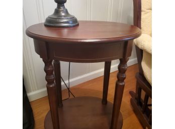 Traditional Wood Oval Side Table. Mahogany Stain.