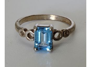 Beautiful Vintage Size 7 Sterling Silver Ring With Lovely 1 Ct Blue Topaz