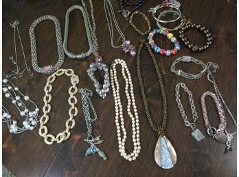 Huge Lot Of All Great Quality Costume Jewelry - All Bracelets & Necklaces - ALL FOR ONE BID - Great Lot !