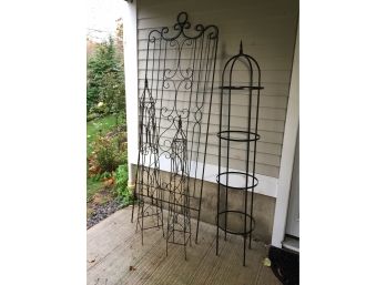 Fantastic Garden Lot - Four Wrought Iron Trellis Type Pieces Along With Sections Of Wrought Iron Fence / Bor