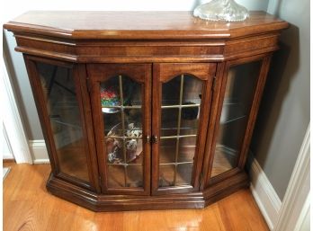 Lovely Display Cabinet / Vitrine By Thomasville - Leaded Glass Doors - Excellent Condition - Lighted Interior