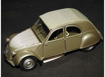 1/24 RETIRED Franklin Mint  1951 Citroen 2CV Diecast Car