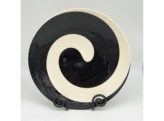 Large Round Black & White Swirl Plate With Stand