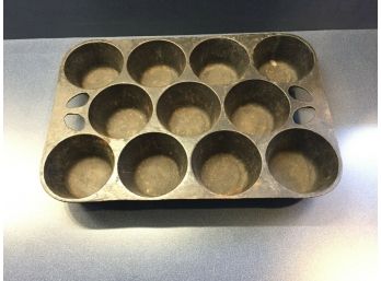 Vintage Cast Iron Popover Or Muffin Pan. Made In USA. In Excellent Condition.