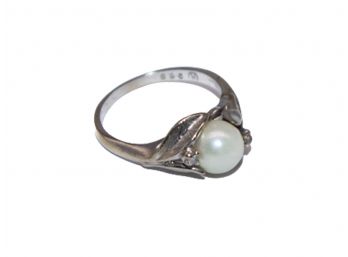 14k White Gold, Pearl And Diamond Ring With Appraisal - Retail $750 - Size 6.5