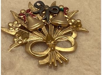 Vintage Gold Tone Christmas Bells Pin With Green Rhinestone
