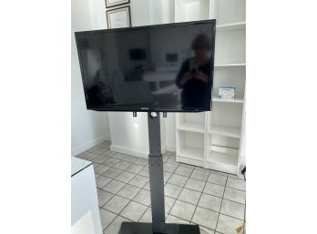 Samsung 32 Inch Flat Screen (on Stand)