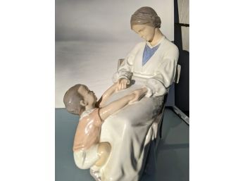 Mother And Child Porcelain Figurine By Bing & Grondahl - Royal CopenmhagenDenmark