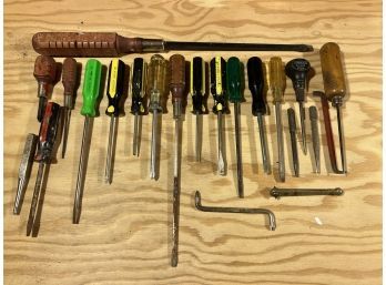 Group Lot Of 22 Screw Drivers  And Hand Tools