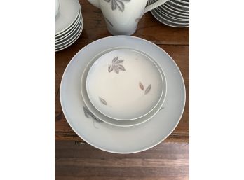 A Perfect Mid-Century Bing & Grondahl 'falling Leaves' China Service