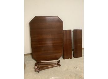Beautiful Dark Wood Dinning Room Table With 2 Leaves
