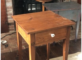 Vintage End Table With Tapered Legs And One Drawer