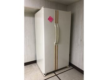 A GE Side By Side Refrigerator Freezer - Great For An Extra