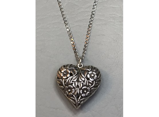 Lovely Vintage 925 / Sterling Silver Puffed Heart Pendant & 22' Necklace - Beautiful Piece - All Sterling