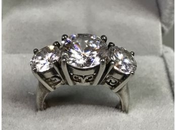 Beautiful Vintage Style Sterling Silver / 925 Ring With Three Stones - Very Pretty Vintage Style Setting