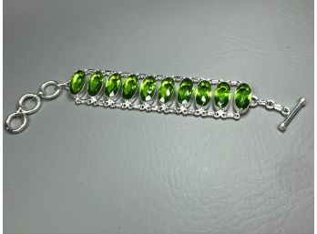 Fabulous Sterling Silver / 925 Bracelet With Oval Faceted Peridot - Beautiful Piece - Brand New Unworn !