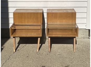 A PAIR OF BLONDE MIDCENTURY MODERN STEP DOWN SIDE TABLES W/ GLASS INSERTS, ONE GLASS INSERT MISSING AND SOME S