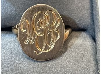 A 14K GOLD SIGNET RING, 9.13 GRAMS