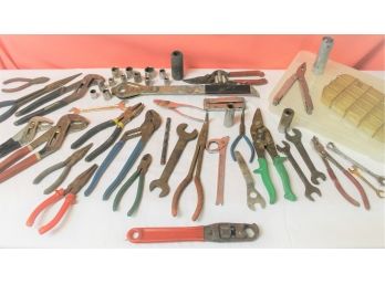 Mixed Lot Of Hand Tools With Pliers, Wrenches, Adjustable Pliers, Tin Snips, Sockets And More